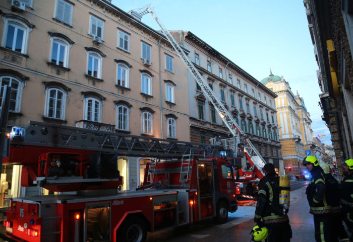 Požar u centru Rijeke: U potkrovlju zgrade pronađeno telo, stanari godinama upozoravali na muškarca koji je stradao