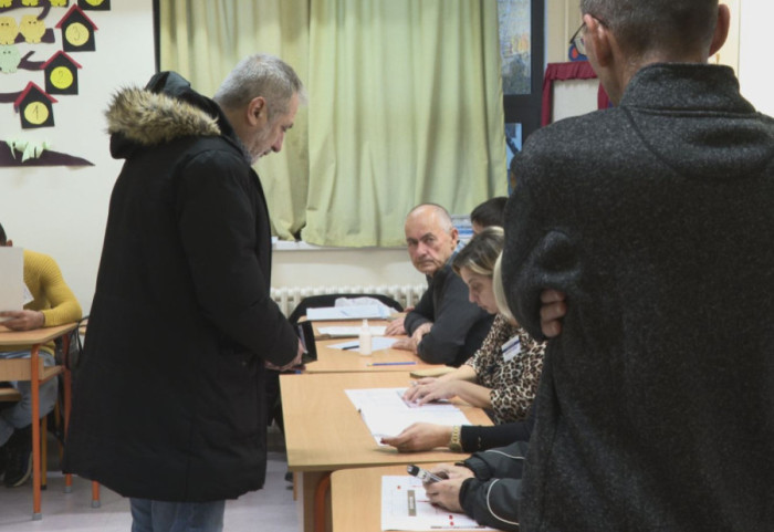 (FOTO) Lokalni izbori: U Mionici do 10 časova izlaznost 11,74  odsto, u Negotinu 10,38
