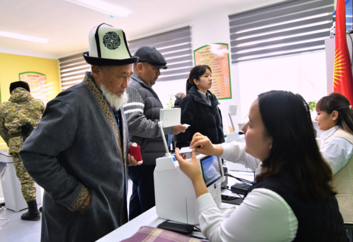 (FOTO) U Kirgistanu se održavaju parlamentarni izbori, pravo glasa ima 4,3 miliona stanovnika
