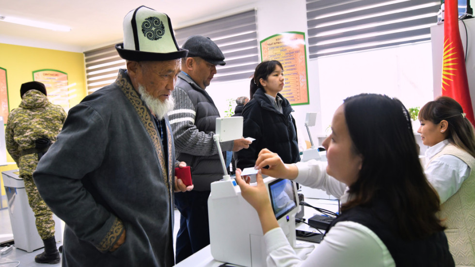 (FOTO) U Kirgistanu se održavaju parlamentarni izbori, pravo glasa ima 4,3 miliona stanovnika