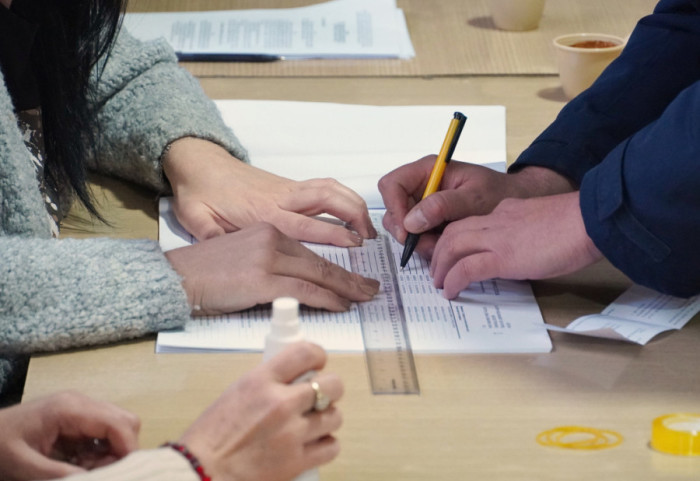 (FOTO/VIDEO) Lokalni izbori: U Sečnju do 12 sati izlaznost 39,09 odsto, u Negotinu 25,04, a u Mionici 27,5 odsto