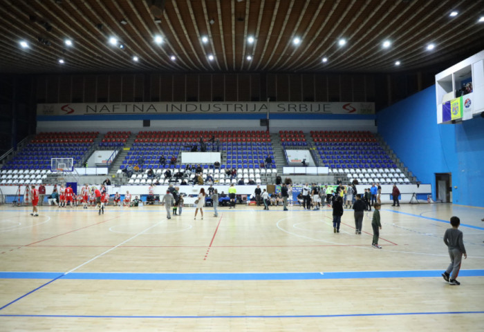 Pao deo plafona u SC "Pinki" u Zemunu, zatvoren glavni ulaz