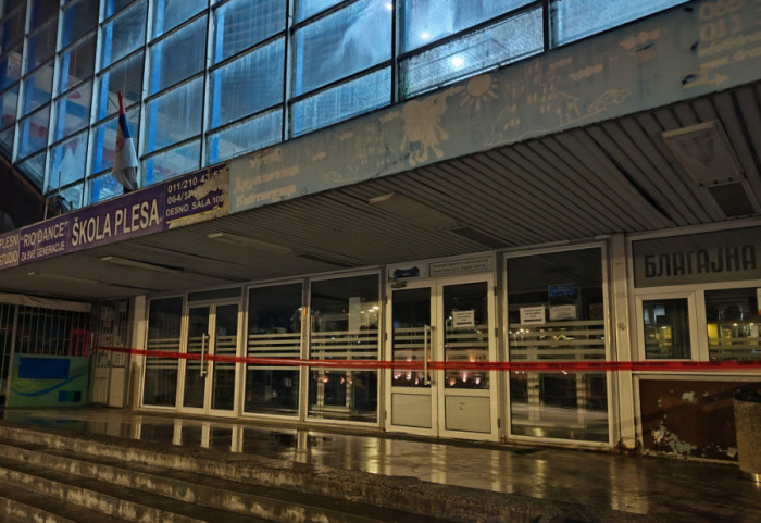 (FOTO) Pao deo plafona u SC "Pinki" u Zemunu, zatvoren glavni ulaz