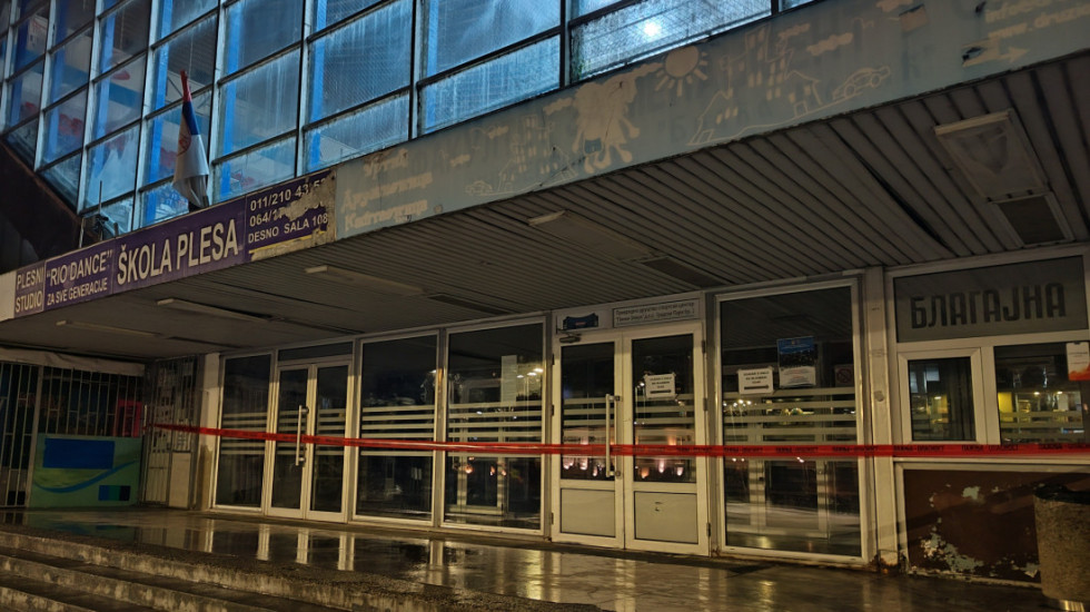 (FOTO) Pao deo plafona u SC "Pinki" u Zemunu, zatvoren glavni ulaz