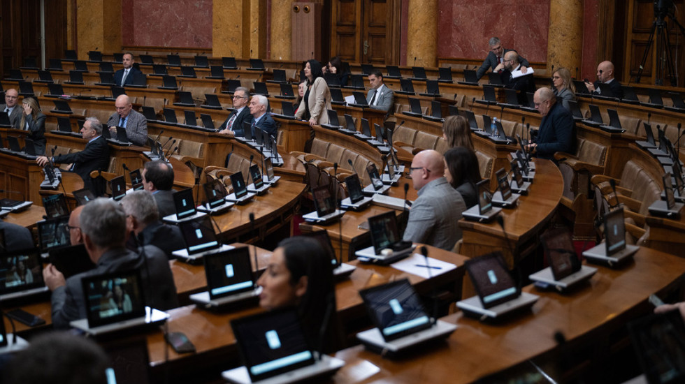 Poslanici Skupštine Srbije nastavili raspravu o amandmanima na predložene zakone, na dnevnom redu 57 tačaka