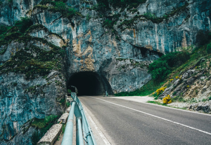 Italijanski pljačkaši blokirali put, pa u tunelu zaustavili kombi iz kog su ukrali oko dva miliona evra