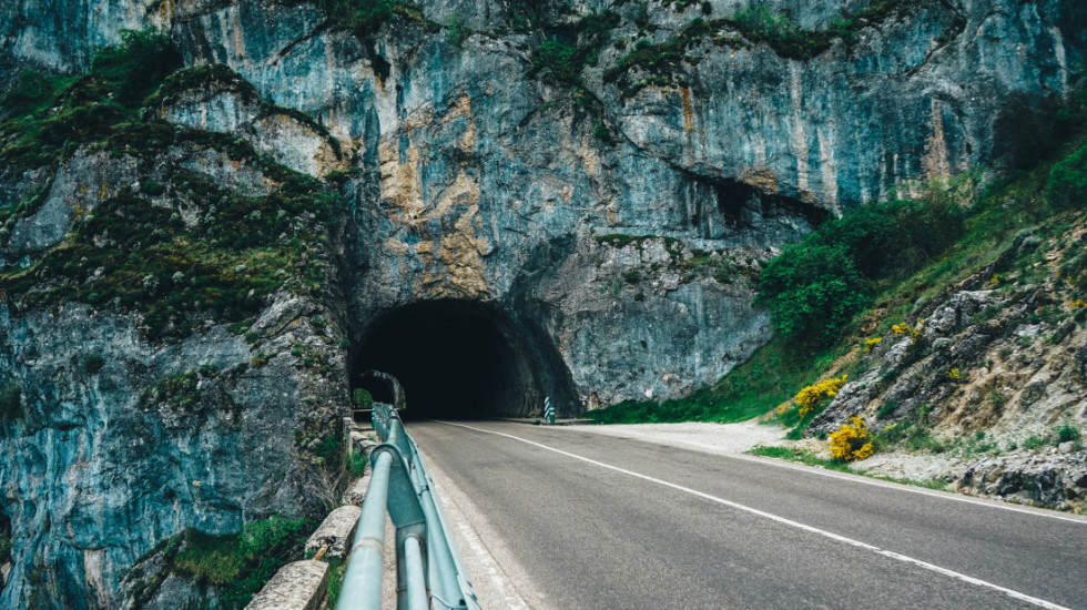 Italijanski pljačkaši blokirali put, pa u tunelu zaustavili kombi iz kog su ukrali oko dva miliona evra