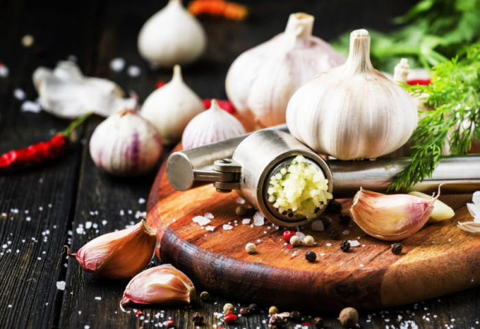 "Supernamirnica" koja se uzgaja 6.000 godina: Zašto je beli luk zdrav