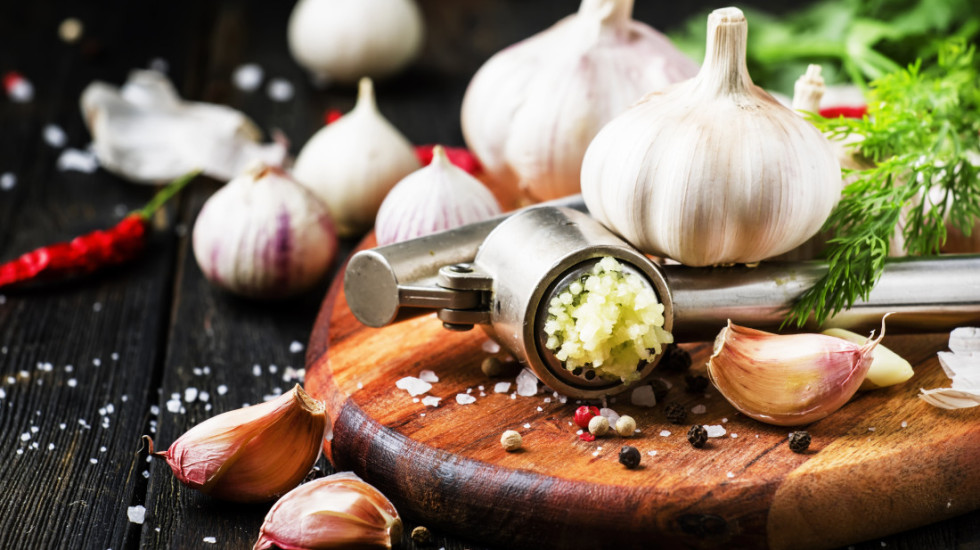 "Supernamirnica" koja se uzgaja 6.000 godina: Zašto je beli luk zdrav