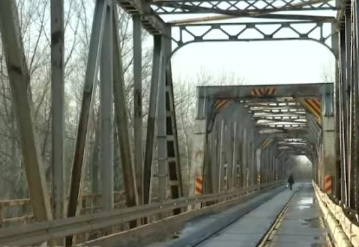 Zatvoren pontonski most u Svilajncu koji je meštane služio 104 godine - problem za đake i radnike