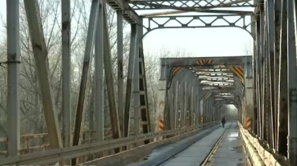 Zatvoren pontonski most u Svilajncu koji je meštane služio 104 godine - problem za đake i radnike