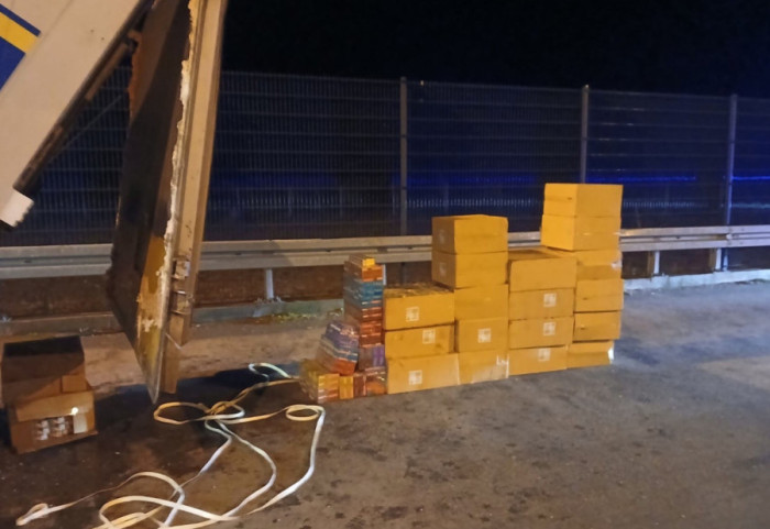 (FOTO) Zaplenjeno 3.749 bokseva cigareta na graničnom prelazu Sot: Uhapšen muškarac (35)