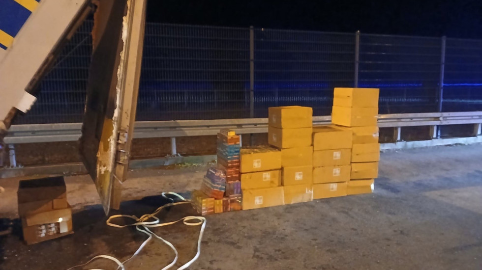 (FOTO) Zaplenjeno 3.749 bokseva cigareta na graničnom prelazu Sot: Uhapšen muškarac (35)