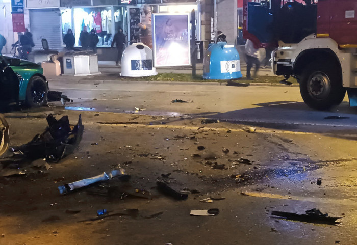 Devojka povređena u sudaru taksija i BMW u u Novom Sadu i dalje u teškom stanju