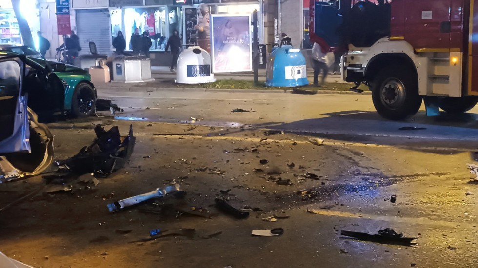 Devojka (24) povređena u sudaru taksija i BMW u Novom Sadu i dalje u teškom stanju