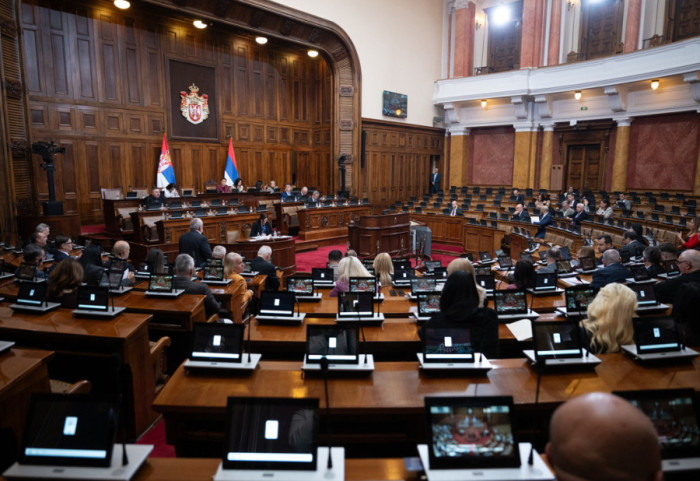 Poslanici Skupštine Srbije nastavili rad postavljanjem poslaničkih pitanja, opozicija pitala o NIS i odnosu prema Rusiji