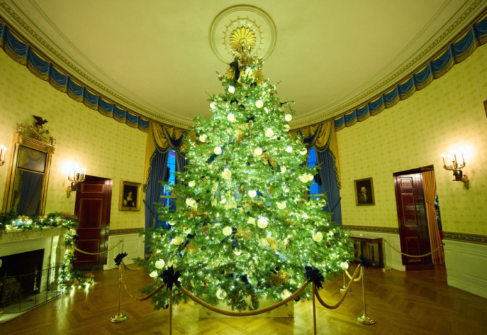 (FOTO) "Dom je tamo gde je srce": Melanija Tramp pokazala božićnu dekoraciju Bele kuće