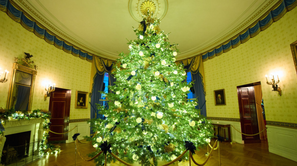 (FOTO) "Dom je tamo gde je srce": Melanija Tramp pokazala božićnu dekoraciju Bele kuće