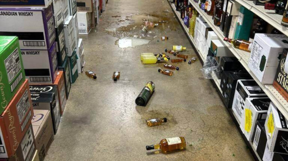 (FOTO) Rakun upao u zatvorenu prodavnicu alkohola i porazbijao flaše viskija, pa pronađen kako "pijan" spava u toaletu