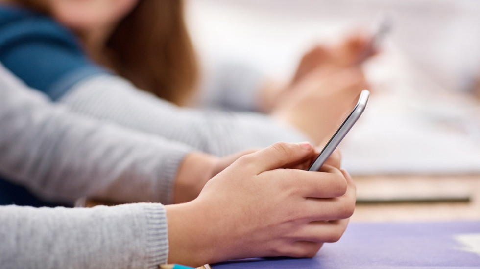 Švedska uvodi potpunu zabranu mobilnih telefona u osnovim školama