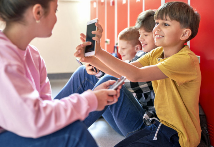 Francuska planira da zabrani društvene mreže mlađima od 15 godina