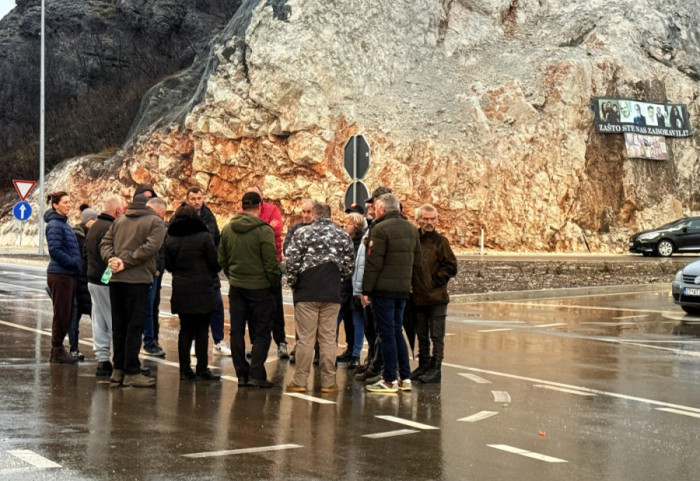 (FOTO) Blokiran magistralni put Cetinje-Podgorica na Kruševom Ždrijelu: Protesti zbog dva masakra traju već 11 meseci