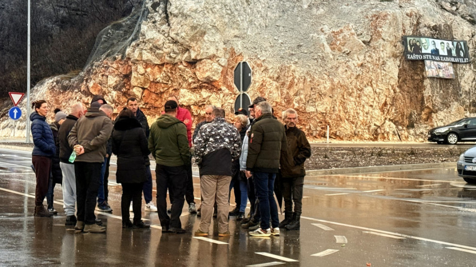 (FOTO) Blokiran magistralni put Cetinje-Podgorica na Kruševom Ždrijelu: Protesti zbog dva masakra traju već 11 meseci