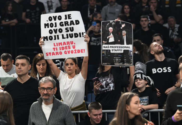(FOTO) Navijači Partizana izviždali košarkaše i privremenog trenera, uvredljive poruke upućene Mijailoviću