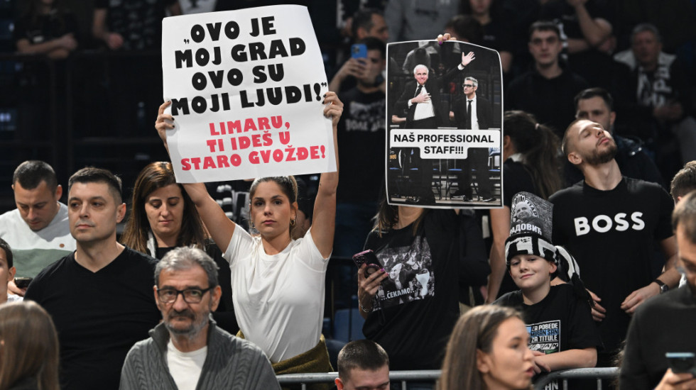 (FOTO) Navijači Partizana izviždali košarkaše i privremenog trenera, uvredljive poruke upućene Mijailoviću