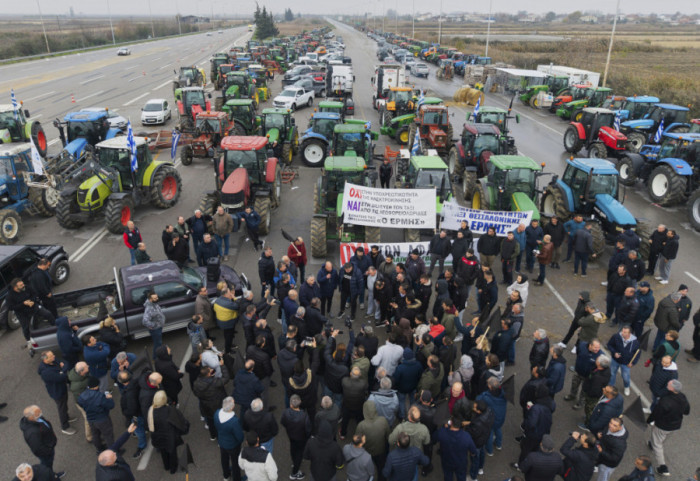 Blokade ključnih auto-puteva i graničnih prelaza: Poljoprivrednici širom Grčke pojačavaju proteste