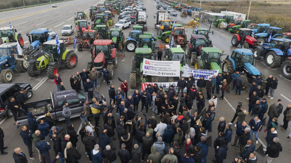 Grčki poljoprivrednici protestuju već četvrtu nedelju, obećali da će omogućiti neometano putovanje tokom praznika