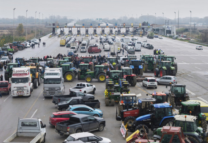 Grčki poljoprivrednici pojačali blokade na putevima: Danas odlučuju o daljim potezima