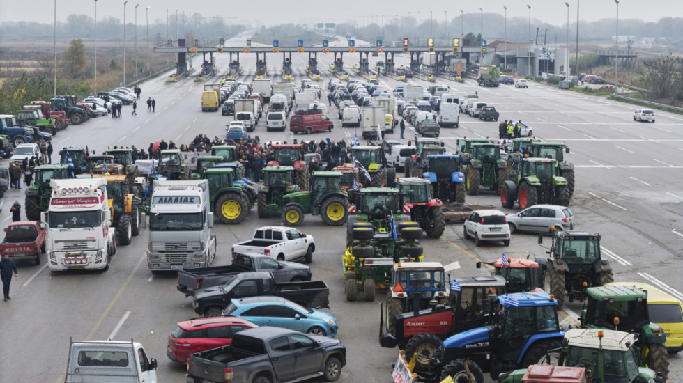 Grčki poljoprivrednici pojačali blokade na putevima: Danas odlučuju o daljim potezima