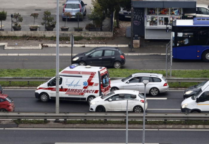 Hitna pomoć: Muškarac preminuo nakon što ga je pregazilo vozilo na Obrenovačkom drumu