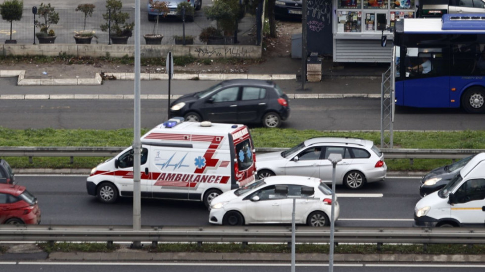 Hitna pomoć: Muškarac preminuo nakon što ga je pregazilo vozilo na Obrenovačkom drumu