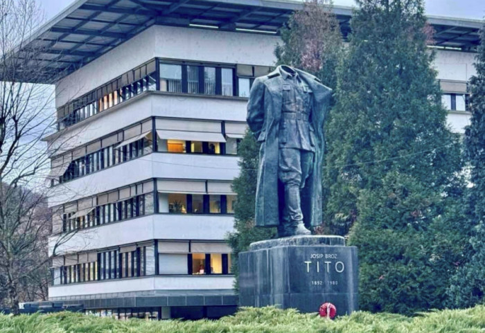 (FOTO) Ukradena glava sa spomenika Josipu Brozu Titu u Velenju, pa pronađena u gepeku automobila