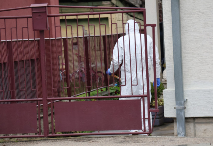 (FOTO/VIDEO) Pronađena tri tela u porodičnoj kući u Čačku: Sumnja se na dvostruko ubistvo i samoubistvo