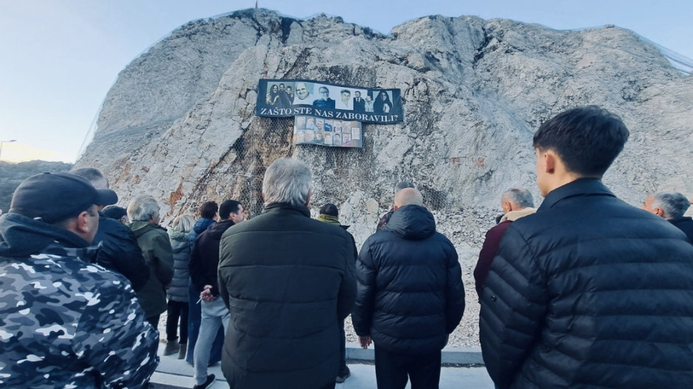 (FOTO) Kraj blokade, ne i borbe: Cetinje čeka pravdu za 23 osobe stradale u masakrima