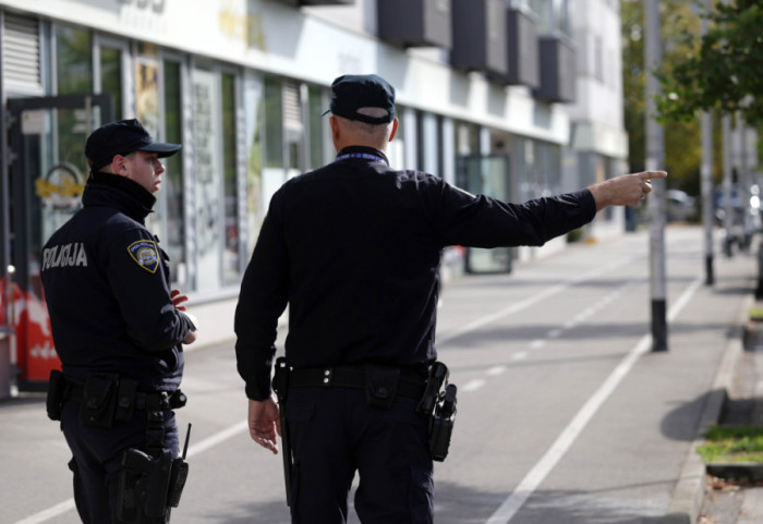 Muškarac gazio ruže za žrtve femicida u Hrvatskoj: Policija podnela prijavu, preti mu kazna do 4.000 evra