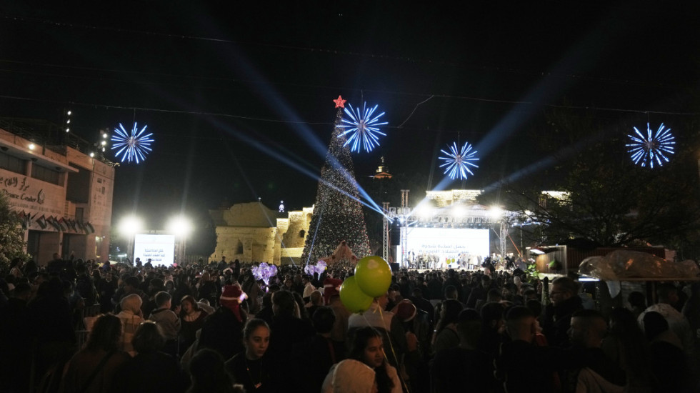 (FOTO) Okićena jelka u Vitlejemu za novogodišnje i božićne praznike prvi put od 2022. godine