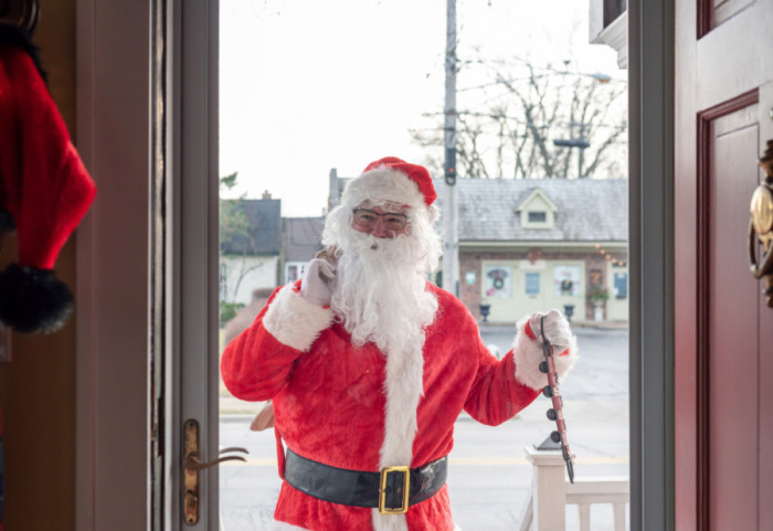 (FOTO) Kanađanin "uznemirio" komšiluk natpisima o Deda Mrazu, uklonio ih nakon intervencije policije