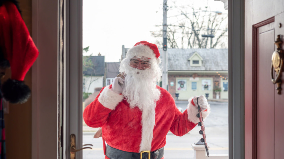 (FOTO) Kanađanin "uznemirio" komšiluk natpisima o Deda Mrazu, uklonio ih nakon intervencije policije