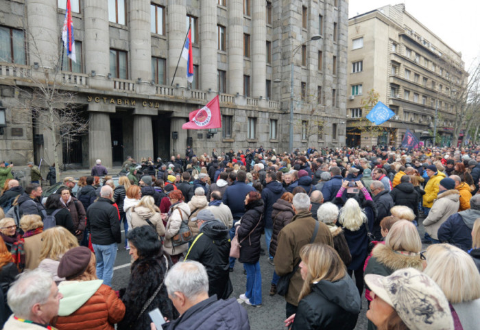 Grupa sudija i tužilaca protestovala ispred Ustavnog suda protiv političkih pritisaka na pravosuđe