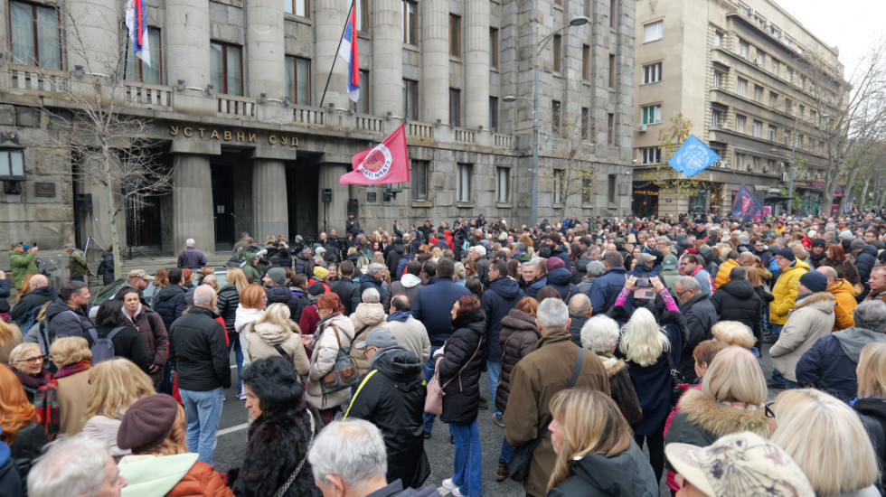 Grupa sudija i tužilaca protestovala ispred Ustavnog suda protiv političkih pritisaka na pravosuđe