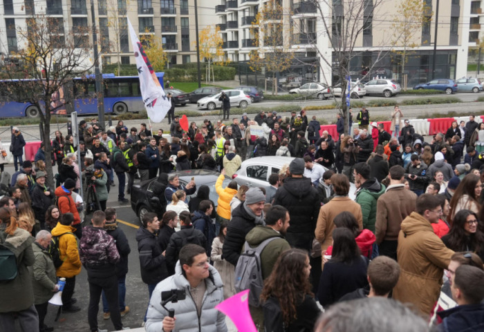 (FOTO) Odloženo suđenje uhapšenim studentima nakon Vidovdanskog protesta, skup podrške ispred Palate pravde