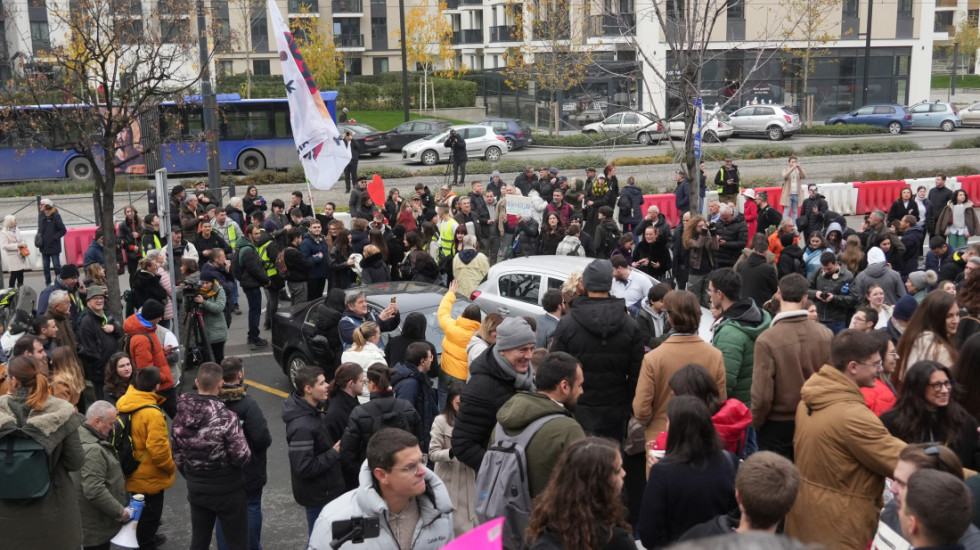 (FOTO) Odloženo suđenje studentima uhapšenim nakon Vidovdanskog protesta, skup podrške ispred Palate pravde