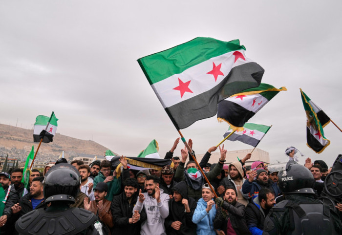 Njujork tajms: Bivši generali Asadovog režima tajno planiraju oružanu pobunu u Siriji