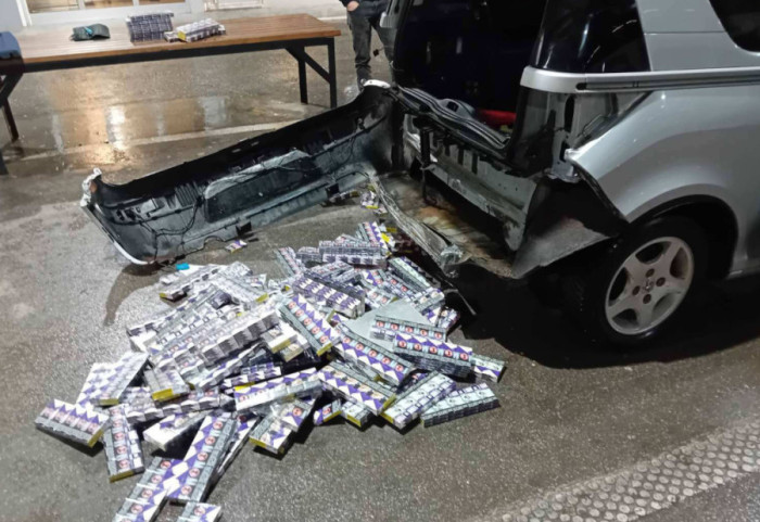 (FOTO) Zbog šverca cigareta na granici uhapšen Rumun (34): U automobilu pronađeno skriveno 2.500 paklica