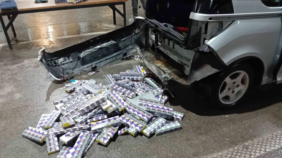 (FOTO) Zbog šverca cigareta na granici uhapšen Rumun (34): U automobilu pronađeno skriveno 2.500 paklica