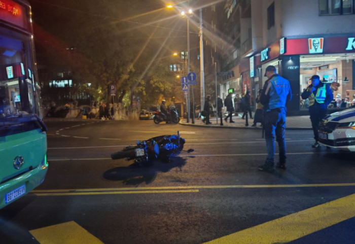(FOTO) Saobraćajna nesreća na Studentskom trgu: Motociklista udario u autobus i automobil, prevezen u Urgentni centar